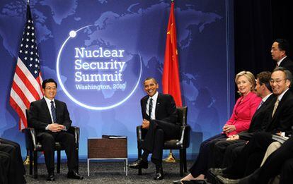 El presidente de EE UU, Barack Obama, y su homólogo chino, Hu Jintao, intentan superar las tensiones entre sus países y acuerdan cooperar en las sanciones a Irán