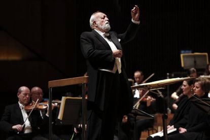 Krzysztof Penderecki, con la Orquesta Filarmónica de Israel.