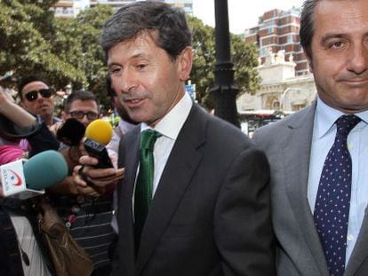 El alcalde de Castell&oacute;n, Alfonso Bataller (izquierda) a la salida del TSJ en Valencia. 