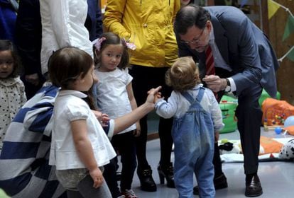 Es un clásico de las campañas electorales. Los políticos salen a las calles y muestran su lado más cercano y solidario. Rodearse de niños —cuanto más pequeños, mejor— y de jóvenes es una de las tácticas favoritas de los candidatos. Al presidente del Gobierno Mariano Rajoy se le ha visto montando en bicicleta, haciéndose 'selfies', pero también saludando a los más pequeños. En este caso, Rajoy aprovechó para hablar con un grupo de niños durante un recorrido en Oviedo.