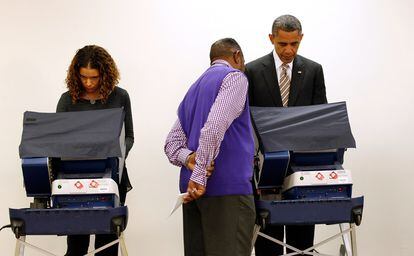 Barack Obama recibe ayuda mientras voto por anticipado, el 25 de octubre en un colegio electoral de Chicago.