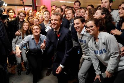 Emmanuel Macron posa con los participantes del evento "Tecnología por el planeta" celebrado en el marco de la cumbre contra el cambio climático 'One Planet' de París.