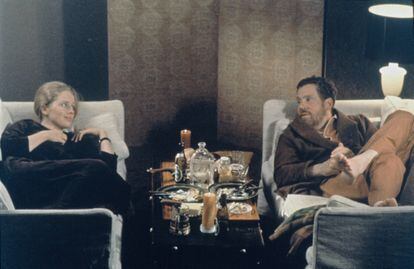 La actriz noruega Liv Ullmann y el actor sueco Erland Josephson en el plató de la miniserie de televisión 'Escenas de un matrimonio', escrita y dirigida por Ingmar Bergman.