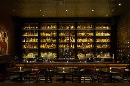 El Untitled Supper Club es como una especie de laberinto, tiene la Champagne Room, la habitación del whisky —con una amplia selección de whisky americano—, un restaurante y otros bares (el espacio más grande ofrece música en directo cinco noches a la semana). Una de sus curiosidades es que también dispone de taquillas en las que los clientes habituales pueden guardar sus botellas. Más información: <a href="https://www.untitledsupperclub.com/" target="_blank">www.untitledsupperclub.com</a>
