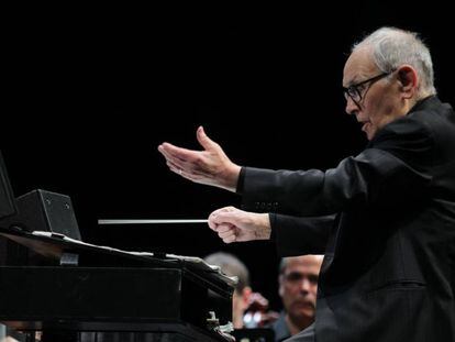 El compositor y director de orquesta italiano Ennio Morricone, durante el concierto ofrecido el miércoles en el WiZink Center de Madrid.