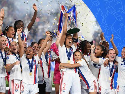 Las jugadoras del Lyon celebran la victoria.