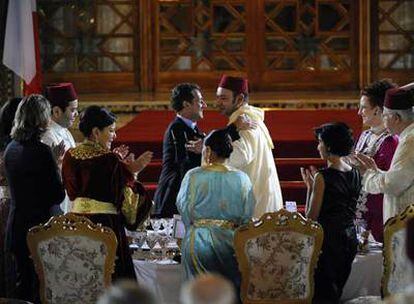 Nicolas Sarkozy y Mohamed VI se abrazan durante la cena celebrada anoche en el Palacio Real de Marraquech.