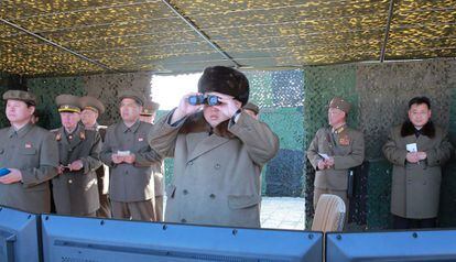 El l&iacute;der norcoreano Kim Jong-un observa la prueba del nuevo lanzacohetes.