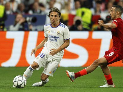 Luka Modric, ante Thiago Alcantara en la final de la Champions.