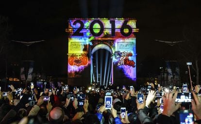 Celebración del Año Nuevo en los Campos Elíseos de París (Francia).