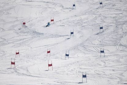 Un esquiador en un descens a Vaquèira Beret.