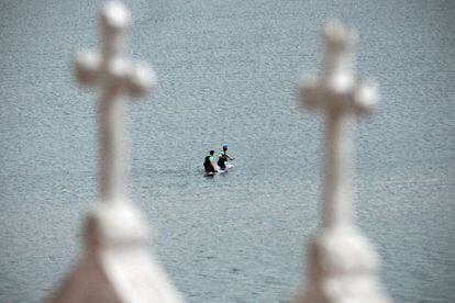 Dos mariscadores furtivos se adentran en la r&iacute;a de Ferrol.