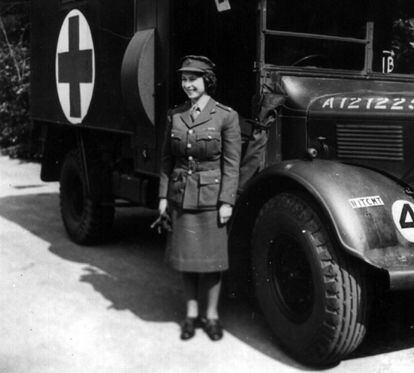 Durante la Segunda Guerra Mundial, la entonces princesa Isabel tomó parte activa dentro 'Auxiliary Territorial Service', la rama femina del Ejército británico dedicada a realizar labores en la retaguardia. En la imagen, datada el 10 de abril de 1945, posa delante de una ambulancia.