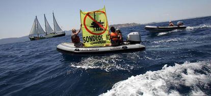 Protesta de Greenpeace contra unas prospecciones frente a La Albufera hace una década.
