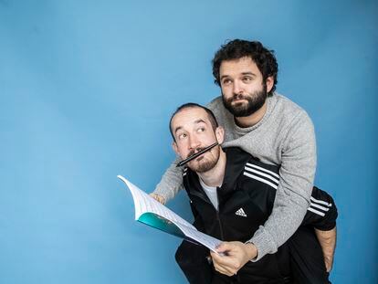 Álvaro Pascual (debajo) y Rodrigo Septién animan y componen las canciones del canal de You Tube Destripando la Historia como Pascu y Rodri.