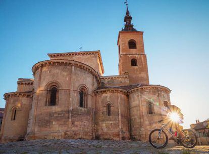 Un ciclista pasa frente a la Iglesia de San Millán, en Segovia.