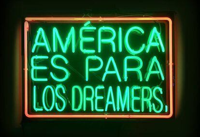 América es para los dreamers (detalle). 2016-2017. Patrick Martínez. Cortesía AltaMed Health Services.