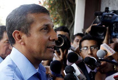 Ollanta Humala habla con periodistas en Lima