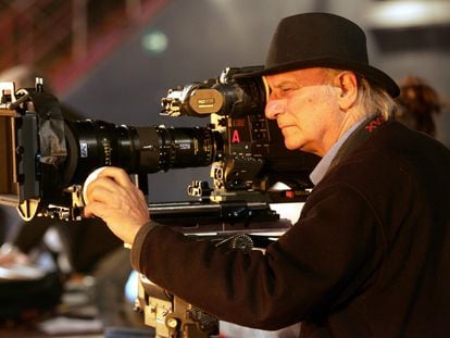 El director de cine Carlos Saura, durante el rodaje de 'Iberia'.