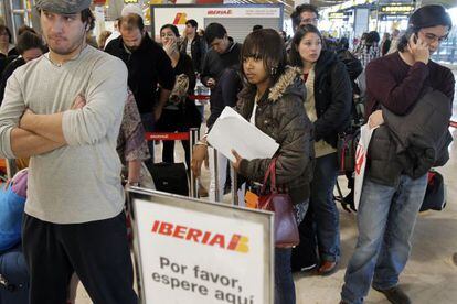 Pasajeros afectados por la huelga, en diciembre de 2011.