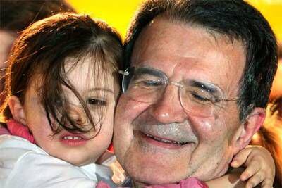 Romano Prodi abraza a su nieta Chiara tras proclamar la victoria del centro-izquierda en Roma.