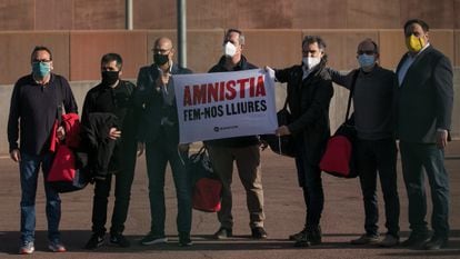Rull, Sánchez, Romeva, Forn, Cuixart, Turull y Junqueras con una pancarta pidiendo su amnistía en la cárcel de Lledoners, en enero.