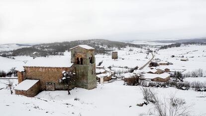 Iglesia de Villanueva de la Torre, restaurada, que permanece cerrada, en una imagen cedida por la Fundación Santa María la Real. Su custodia principal durante años, Carmina, es muy mayor y no puede abrir sus puertas. Este templo es conocido porque forma parte de la ruta del románico que trazó Jesús Calleja, hace unos años, en su programa 'Volando Voy', del que Carmina fue protagonista.