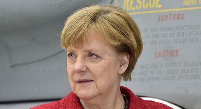 Angela Merkel junto a un Eurofighter en la base de Noervenich.