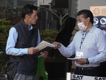 Debido a la emergencia nacional por COVID-19, funcionarios del SAT comenzaron a atender a la ciudadanía solo con cita previa, en abril del 2020.