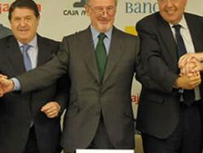 El presidente de Bancaja, José Luis Olivas, y el de Caja Madrid, Rodrigo Rato, en el centro de la foto junto el resto de los presidentes de las cajas del SIP