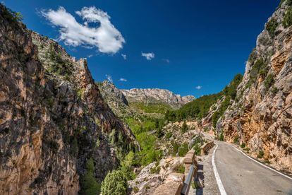 Carretera asfaltada camino de la localidad de Montoro de Mezquita, en la provincia de Teruel.