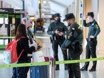 Dos pasajeros pasan un control de la Guardia Civil en el aeropuerto de Ibiza, el 23 de enero.