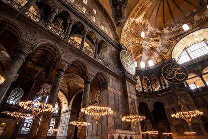 <a href="https://elviajero.elpais.com/elviajero/2018/06/28/actualidad/1530182022_242591.html" target="_blank">En la imponente Estambul</a>, con multitud de joyas arquitectónicas, nada supera a la iglesia de la Sabiduría Divina, que fue el templo más grandioso de la cristiandad hasta la toma de Constantinopla por los otomanos. El emperador Justiniano (483-565) la mandó construir en el siglo VI como parte de su misión de restaurar la grandeza del Imperio romano. Y cuando se contempla hoy su cúpula, cuesta creer que esta maravilla revestida de frescos no reviviera por sí sola la gloria de Roma. El interior, cubierto de mosaicos y mensajes de gobernantes, nos hace comprender por qué pocos edificios del mundo la igualan.