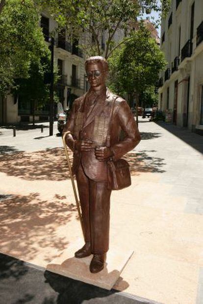 Estatua del vendedor La ONCE en el barrio de Las Letras.