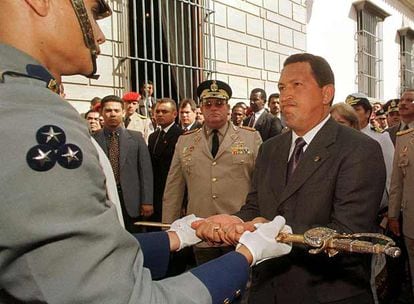 Hugo Chávez porta una espada de Bolívar durante un acto celebrado en 1999.