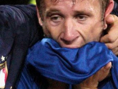 Antonio Cassano llora tras la eliminación de Italia de los Europeos de 2004.