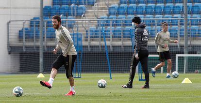 Sergio Ramos (i) y Gareth Bale (d), junto a su entrenador, Zinedine Zidane, este lunes, durante un entrenamiento del Real Madrid.