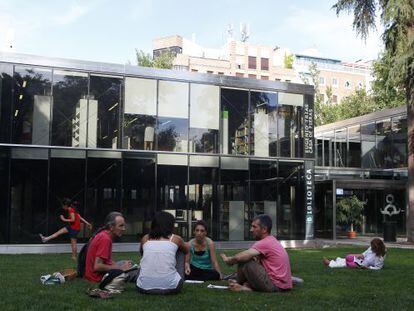 Biblioteca Eugenio Tr&iacute;as del parque del Retiro.