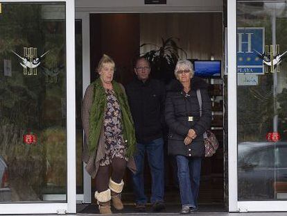 Tres turistas salen de un hotel, ayer en Torremolinos.