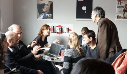 Periodistas de 'Charlie Hebdo' y 'Libération', en la oficina que el rotativo ha dispuesto para los supervivientes del semanario satírico.