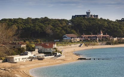 Playas y palacio (al fondo) de la península de la Magdalena, en Santander.