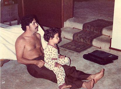 A la izquierda, el narcotraficante Pablo Escobar, con su hijo Juan Pablo, en 1978.