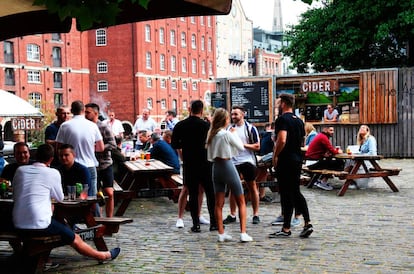 Terraza junto al parque de Queen Square, en Bristol (Reino Unido).