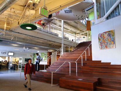 El vestíbulo del edificio principal de la ciudad construida por Google en San Francisco.