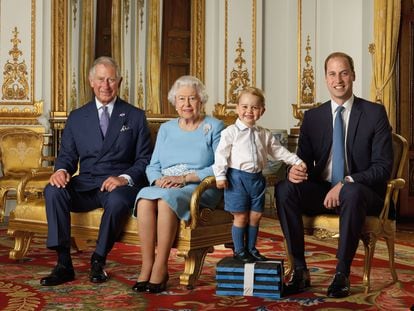 Fotografía difundida por el palacio de Buckingham en abril de 2016 para celebrar los 90 años Isabel II. En la imagen, la Reina aparece acompañada de los tres herederos al trono británico: su hijo Carlos de Inglaterra y el príncipe Jorge cogido de la mano de su padre, Guillermo de Inglaterra.