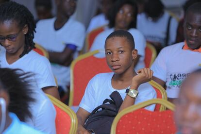 Un joven marfileño atiende a una de las mesas redondas que se celebraron durante la 14ª edición del Festival de Músicas Urbanas de Anoumabo - FEMUA, en el Instituto Nacional de la Juventud y los Deportes de la capital financiera de Costa de Marfil.