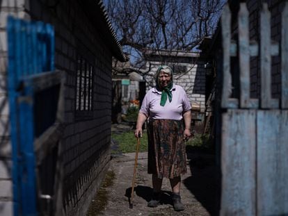 Nadezhda Babesheva, de 87 años, en la entrada de su casa en Stepnohirsk, uno de los últimos pueblos bajo control ucranio en la región de Zaporiyia.