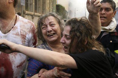 Una mujer trata de consolar a otra herida en el atentado, en el barrio cristiano de Asrafiyeh (este de Beirut).