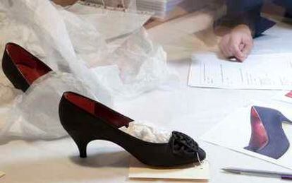 Un zapato de Yves Saint Laurent recién llegado a la Fundación Mapfre.
