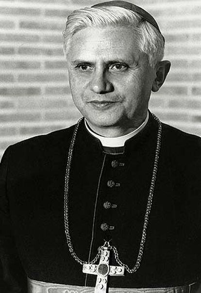 El sacerdote bávaro fue nombrado arzobispo de Múnich y Freising en 1977. Pocos meses después se convirtió en cardenal.
